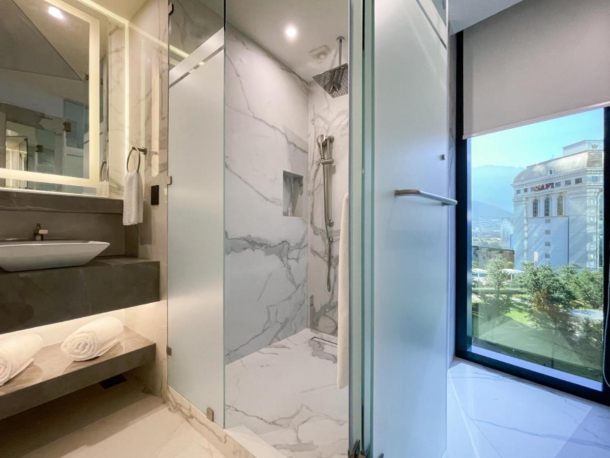 מלון San Pedro Garza Garcia Safi Royal Luxury Metropolitan מראה חיצוני תמונה A shower enclosure in a hotel bathroom